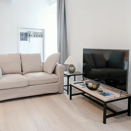 Apartment Borgovico Garden - The House Of Travelers